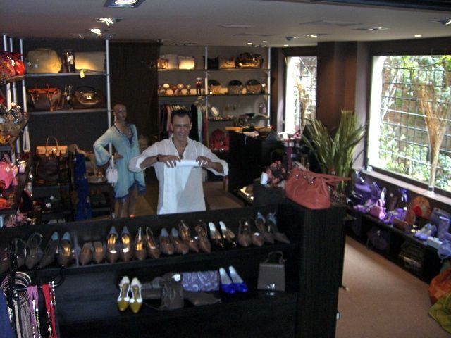 Pablo Villanueva en su variada y divertida tienda de la calle Velázquez