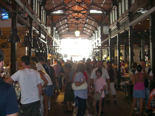 El interior del concurrido  divertido "Mercado de San Miguel"