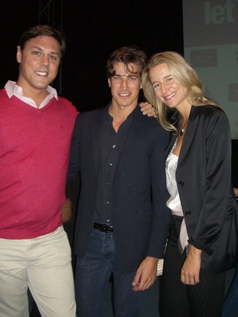 Mi amigo Ric y yo con Oriol Elcacho