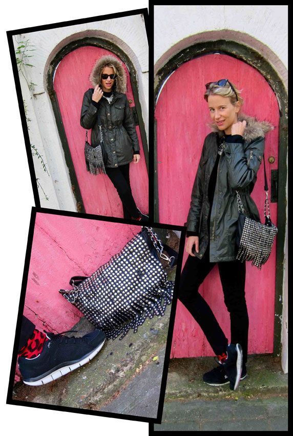 Chaquetón de PDH Sport, pantalones de piel de melocoton PDHSport , foulard de Capucine Pointillart, zapatillas de Skechers con cordones negros, bolso de tachuelas de la tienda Mordisco de Mujer de Sevilla, collar de Pedro del Hierro y calcetines TOPSHOP.