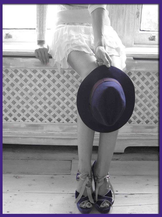 María León con falda y top de Pedro del Hierro Sport, sombrero y plataformas de TOPSHOP Londres compradas en este viaje