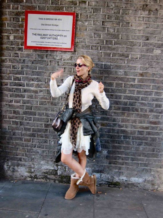 María León con falda mezclada con jersey de lana, botas UGG, cinturón de Hermès, foulard vintage, bolso de Marc Jacobs y chaquetón de Pedro del Hierro Sport.