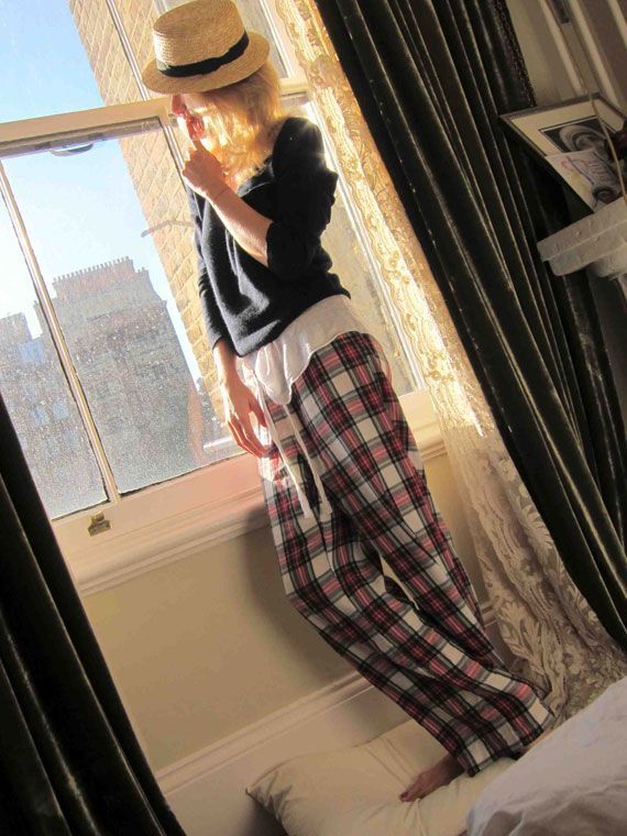 Pijama Party en casa a primera hora de la mañana en la casa de Sister Jane con pantalones de cuadros escoceses de hace varias temporadas de Women´s Secret, jerseys de lana negro y gris de la tienda de hombre Fulham de Madrid y sombrero de mi amiga Bea Deza.