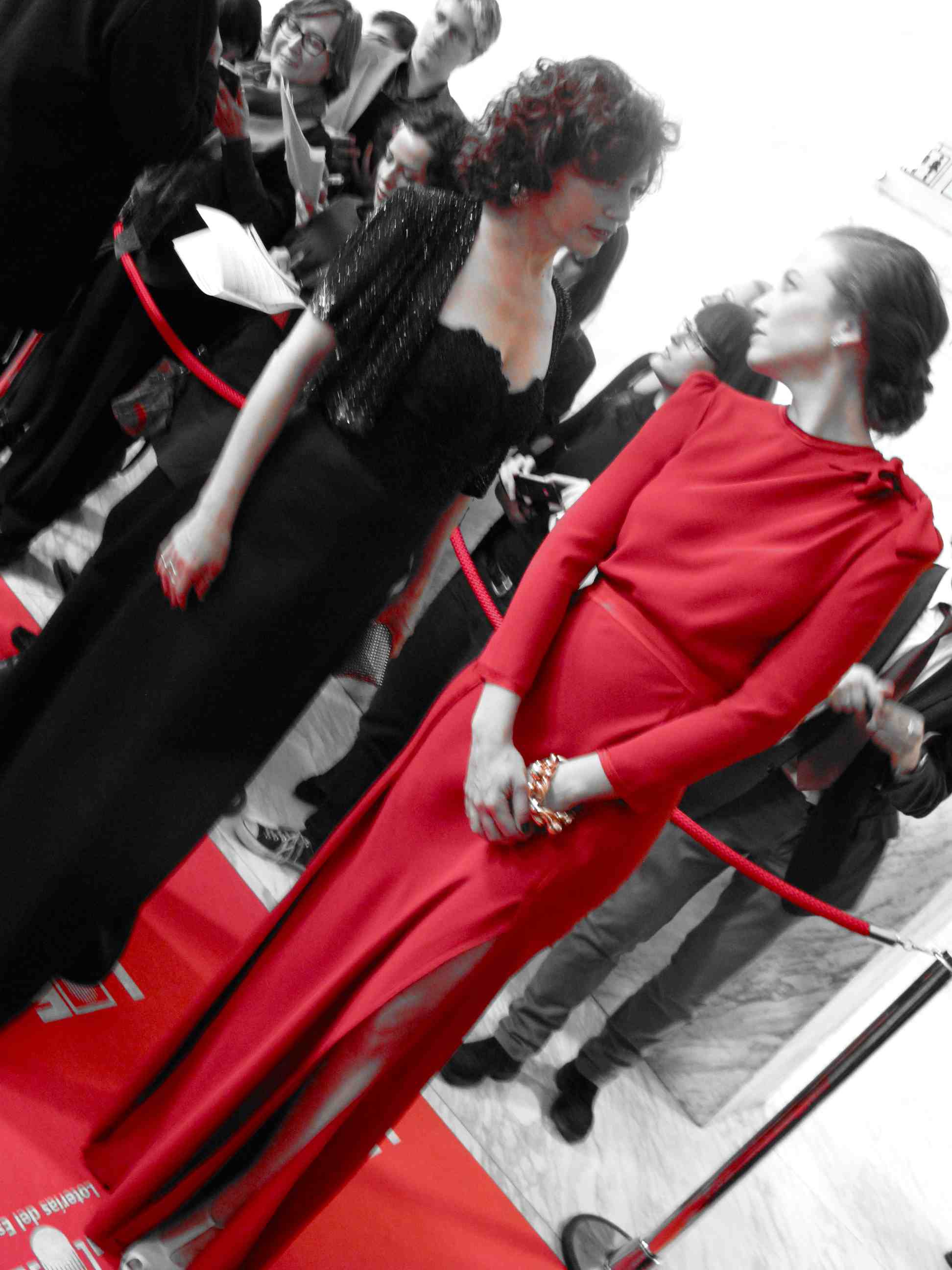 Icíar Bollaín de Caprile y Leonor Watling de Miriam Ocáriz muy metidas en su conversación...