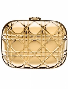 Cartera_de_mano_dorada_con_grabados_geom_tricos_Dior