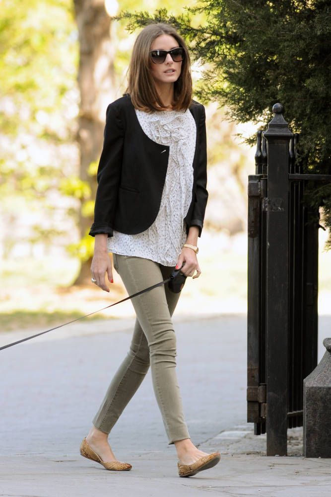 OLIVIA PALERMO macht mit ihrem Hündchen einen Morgenspaziergang durch New York