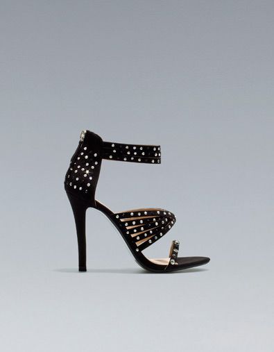 sandalia tachas