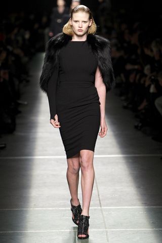 vestido-una-sola-manga-bolero-de-piel-Givenchy-13