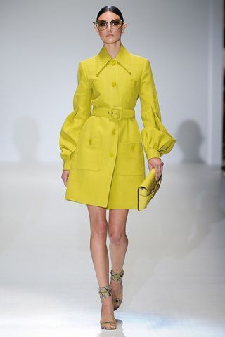 abrigo amarillo