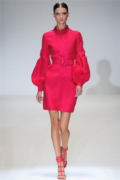 gucci-desfile-pv-2013-abrigo-fucsia-con-mangas-de-farol