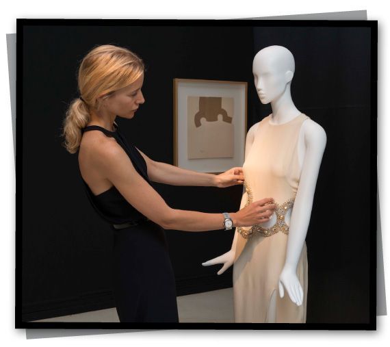 Maria Leon retocando vestido en Instituto Valenciano de Arte Moderno