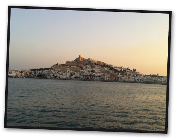 María León y el puerto Marina de Ibiza.