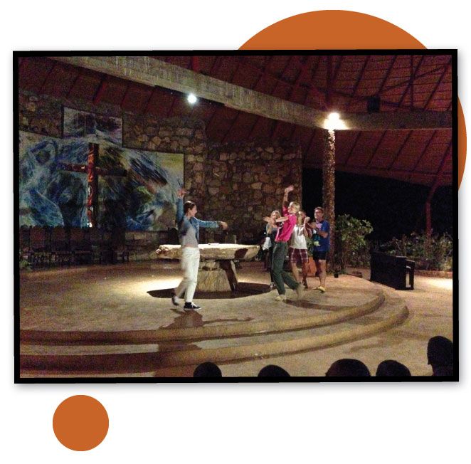 María León bailando sevillanas en su viaje a Mozambique