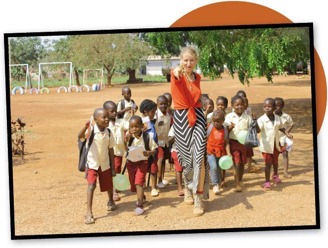 María León a la escuela con los niños en Mozambique