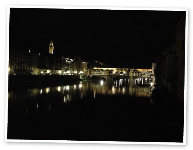 María León paseando por los puentes de Florencia de noche