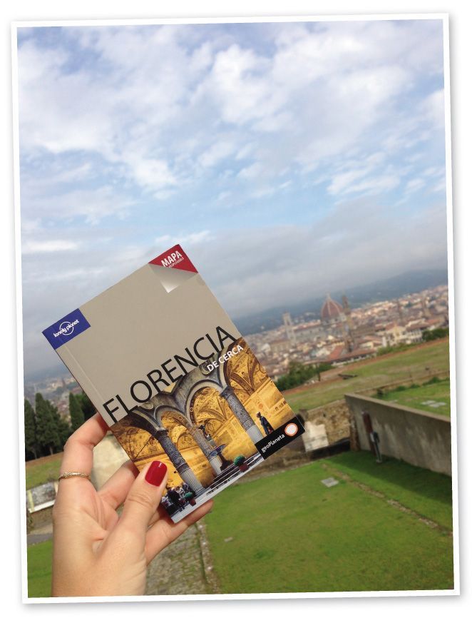María León con su guía especial de bolsillo de Lonely Planet.