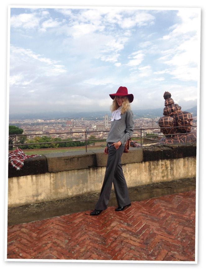 Inspiración masculina con pantalones y sombrero de ala ancha de Massimo Dutti, camisa con amplia lazada de Ángel Schlesser, jersey de pico de cashmere gris y zapatos de cordones de Zara