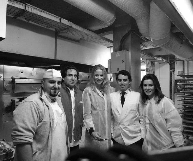 María León en la pastelería                                                                                                                                                                                                                                                                                                                                                                                                                                                                                                                                                                                                                                                                                                                                                                                                                                                                                                               María León con el equipo de pastelería de Mallorca