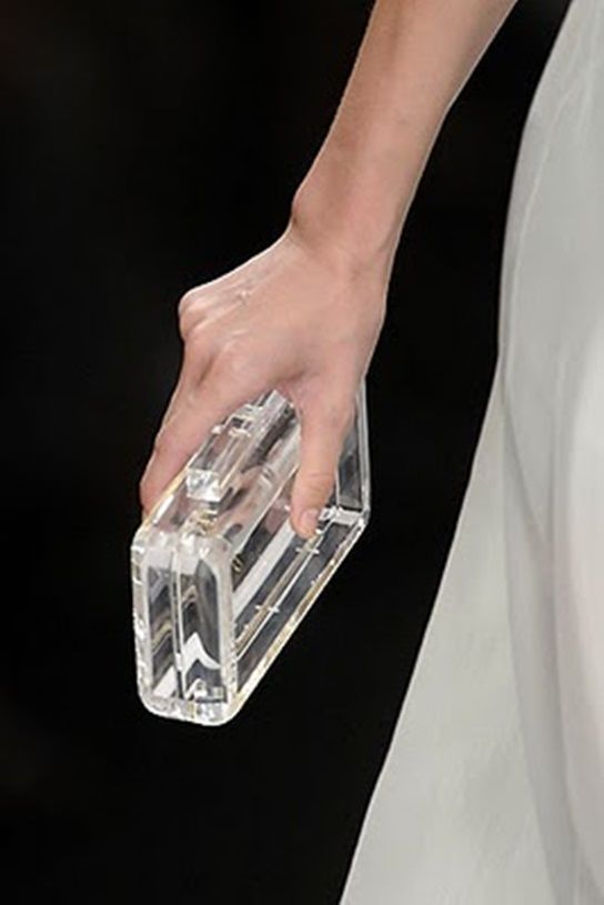 Fendi-diseña-un-clutch-de-metacrilato-con-cortes-geométricos-de-arista.-Lo-combina-con-total-looks-en-blanco-vert
