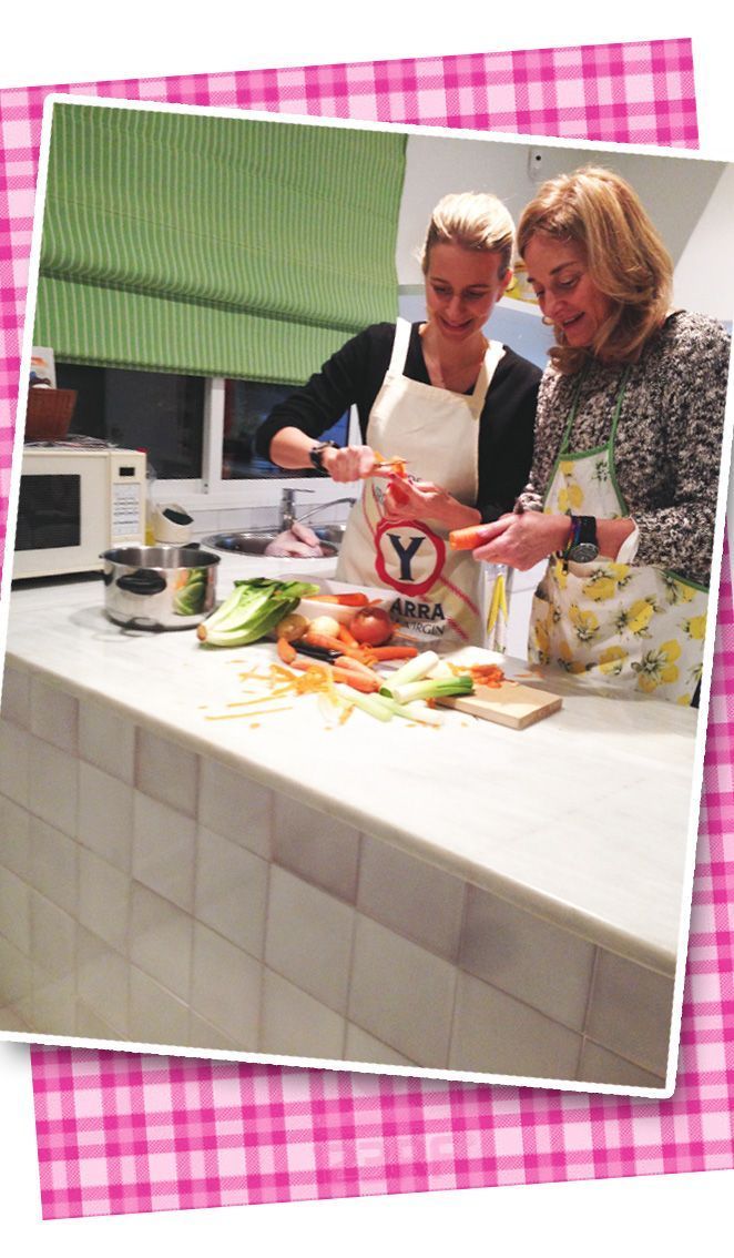 María León comenzando en la cocina la receta gastronómica