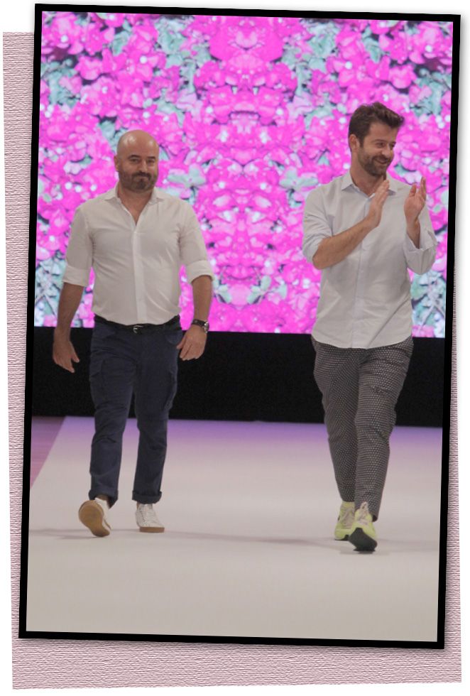 Los hermanos Antonio y Fernando sobre la pasarela