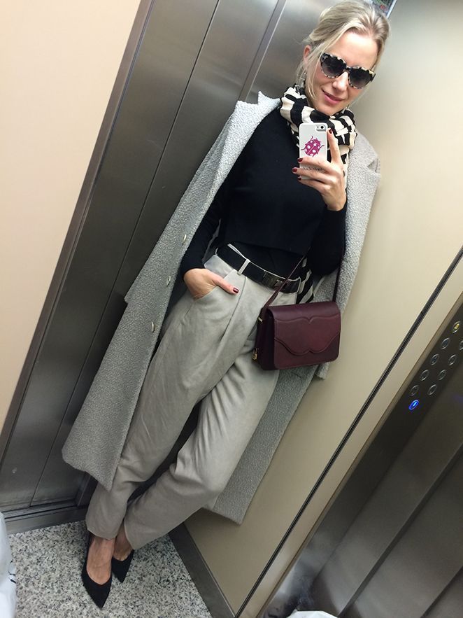 María León con Look sobrio con pantalones, abrigo y bolso de Pedro del Hierro Madrid, jersey negro de Mango, fulard estampado de Zara, gafas de Ontop Barcelona y tacones de Massimo Dutti.