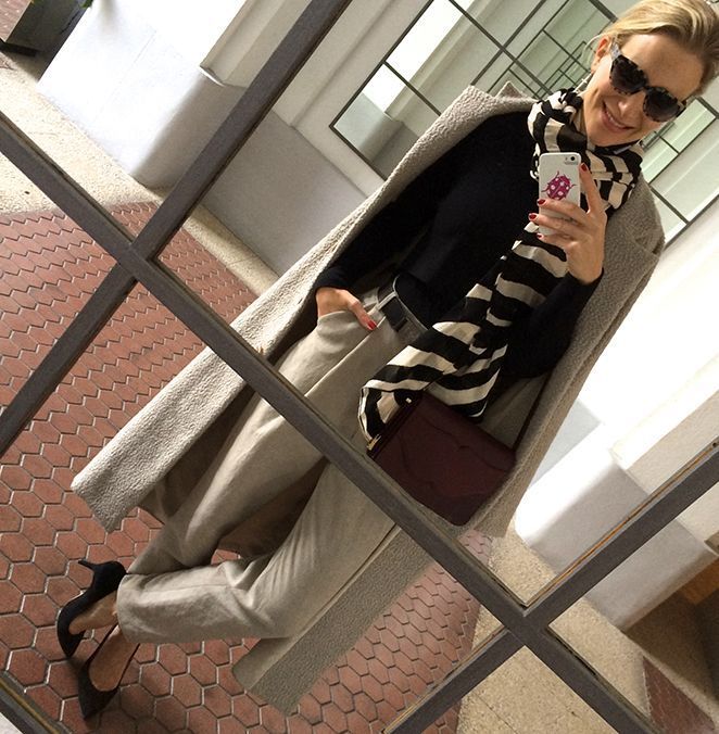 María León con Look sobrio con pantalones, abrigo y bolso de Pedro del Hierro Madrid, jersey negro de Mango, fulard estampado de Zara, gafas de Ontop Barcelona y tacones de Massimo Dutti.