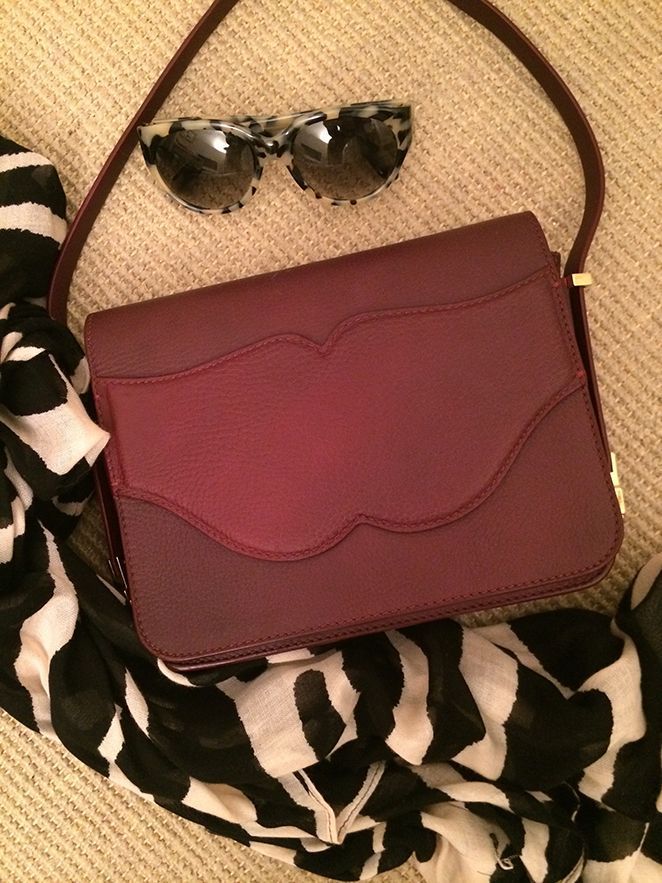 Bolso de Pedro del Hierro Madrid, fulard estampado de Zara y gafas de Ontop Barcelona 