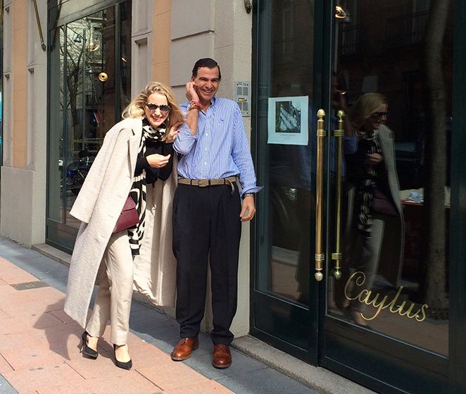 María León con Fernando Manso, para ver su exposición “Luz Oxidada” en la Galería Caylus de Madrid