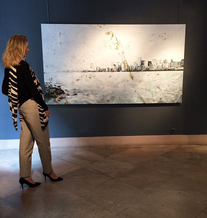 María León con Fernando Manso, para ver su exposición “Luz Oxidada” en la Galería Caylus de Madrid