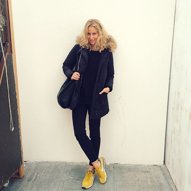 María León con pantalones elásticos de Pedro del Hierro, jersey amplio de Michael Kors, Parka de Woolrich, bolso de Gucci, zapatillas Nike, pendientes de Tous y "earcuff" de Thomas Sabo.