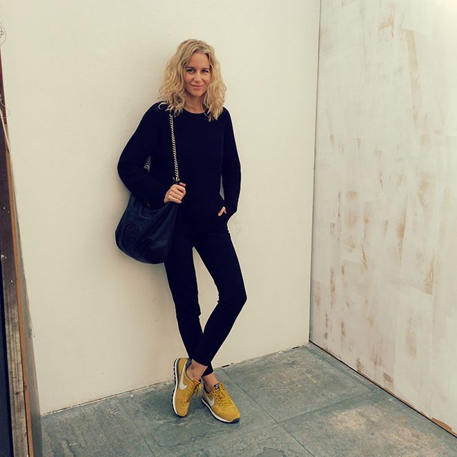 María León con pantalones elásticos de Pedro del Hierro, jersey amplio de Michael Kors, Parka de Woolrich, bolso de Gucci, zapatillas Nike y pendientes de Tous.
