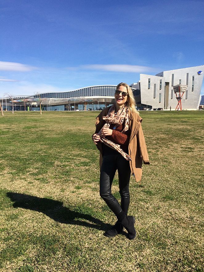 María León con pantalones de cuero de Michael Kors, top de punto metálico en tono cobrizo de Pedro del Hierro Madrid, parka de Mango, fular de American Vintage, botas de H&M, bolso de Gucci, gafas de Jimmy Choo,  colgante militar y manicura de Nails Couture.