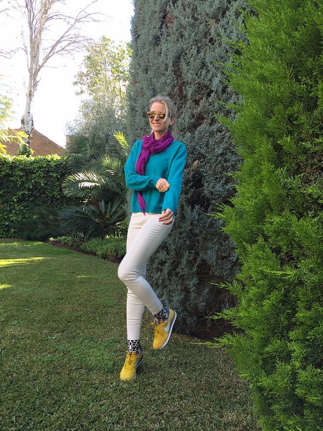 María León ya se prepara para la moda primavera con unos pantalones crudos encerados de Zara, jersey de cashmere de Galeries Lafayette, fulard de Zara Home, calcetines de Oysho, zapatillas Nike, anillos de Cinngara Sevilla, gafas de Jimmy Choo by Carrera, manicura de Nails Couture.