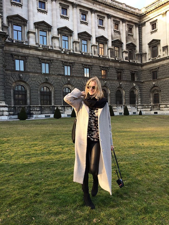 Look de Moda en Viena con abrigo beige de Pedro del Hierro. Pantalones Michael Kors, jersey de Pedro del Hierro, botas H&M, bolso Gucci y gafas Jimmy Choo by Carrera.