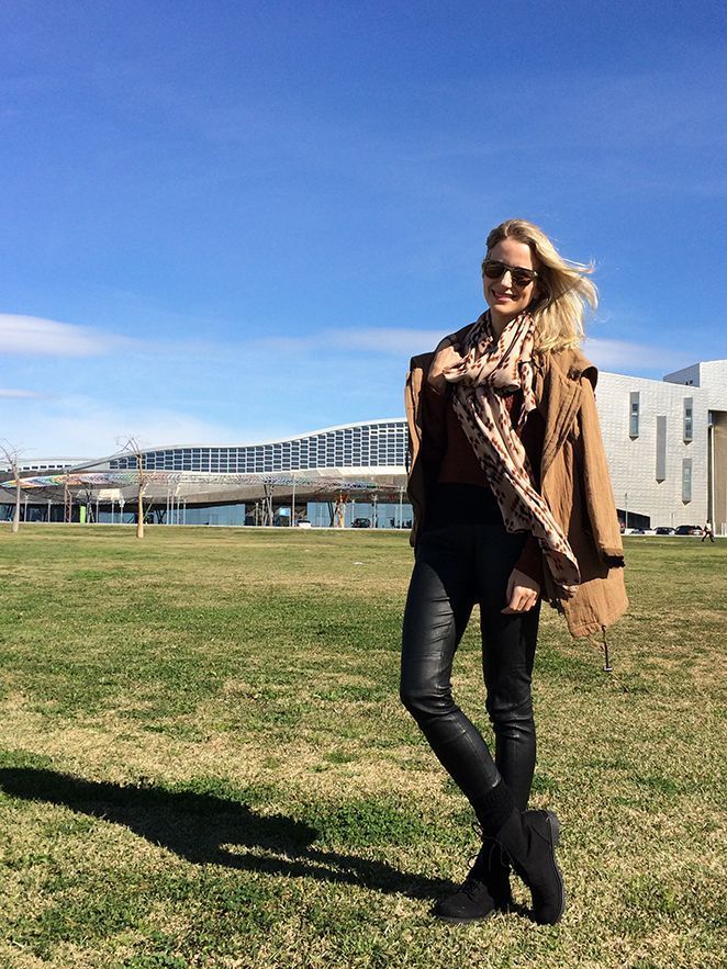 María León con pantalones de cuero de Michael Kors, top de punto metálico en tono cobrizo de Pedro del Hierro Madrid, parka de Mango, fular de American Vintage, botas de H&M, bolso de Gucci, gafas de Jimmy Choo,  colgante militar y manicura de Nails Couture.