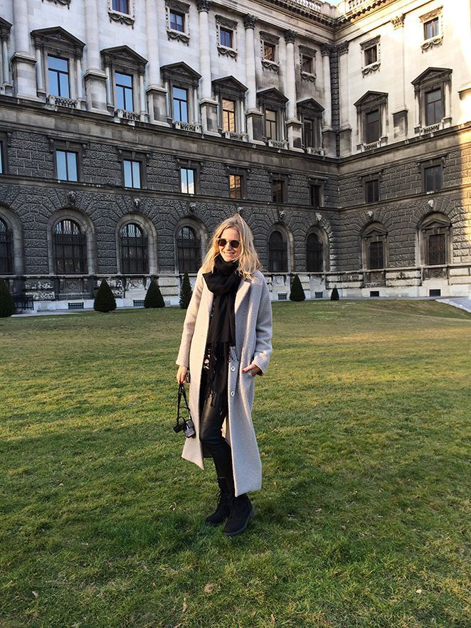 Look de Moda en Viena con abrigo beige de Pedro del Hierro. Pantalones Michael Kors, jersey de Pedro del Hierro, botas H&M, bolso Gucci y gafas Jimmy Choo by Carrera.