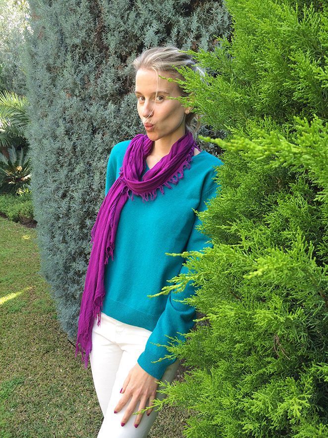 María León ya se prepara para la moda primavera con unos pantalones crudos encerados de Zara, jersey de cashmere de Galeries Lafayette, fulard de Zara Home, calcetines de Oysho, zapatillas Nike, anillos de Cinngara Sevilla, gafas de Jimmy Choo by Carrera, manicura de Nails Couture.