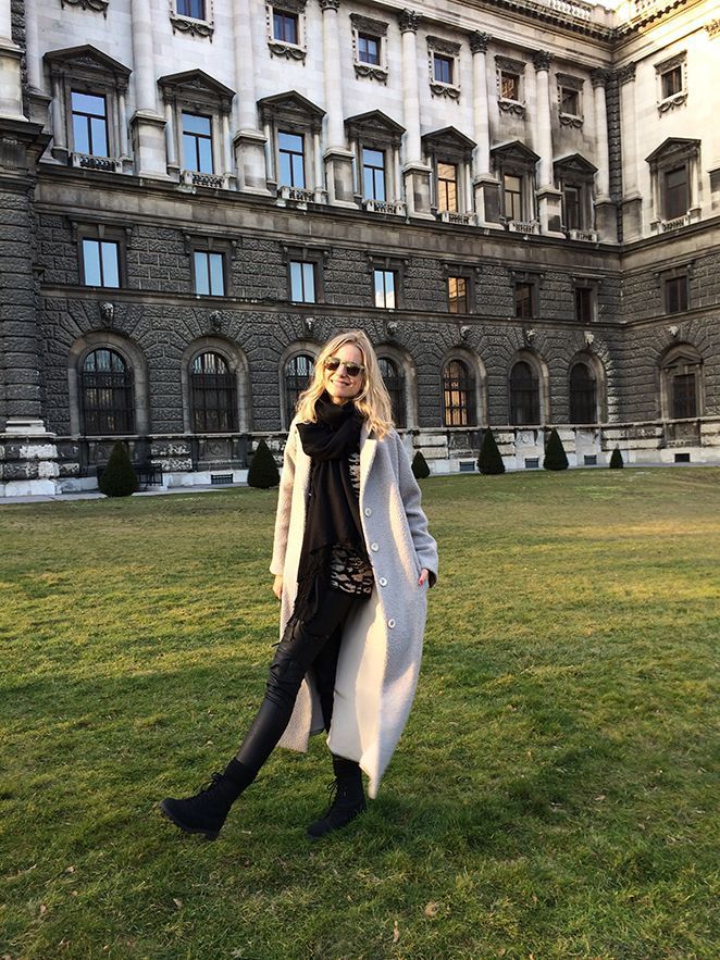 Look de Moda en Viena con abrigo beige de Pedro del Hierro. Pantalones Michael Kors, jersey de Pedro del Hierro, botas H&M, bolso Gucci y gafas Jimmy Choo by Carrera.