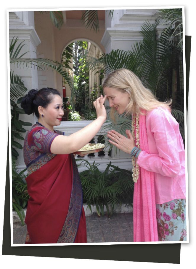 María León y una mujer india del hotel TAJ WEST END 