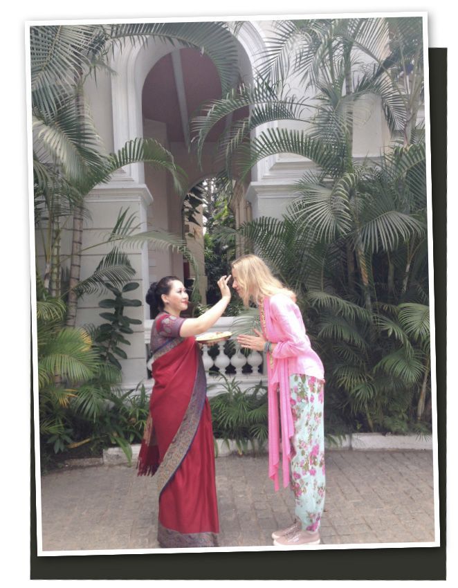 María León y una mujer india del hotel TAJ WEST END 