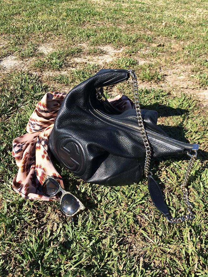 Bolso de Gucci y gafas de Jimmy Choo.