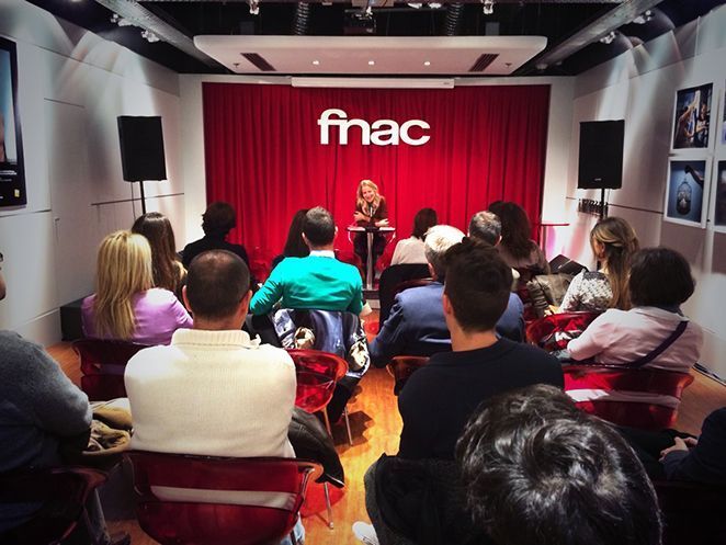 María León en la presentación de su libro "Vestir con estilo" en Fnac