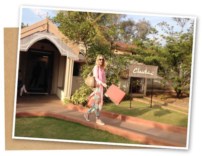 María León con sus primeras compras en la India