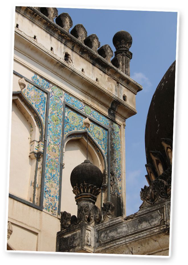 María León en las tumbas de los reyes Qutb Shahi