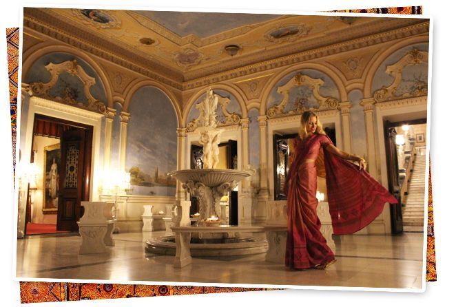 María León en el Palacio Falaknuma con el sari que me compré en Coorg y que combiné con pulseras de Alex and Ani, collar de Spanish and Sisters y mi anillo vintage indio