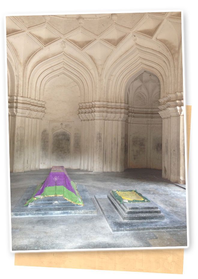 María León en las tumbas de los reyes Qutb Shahi