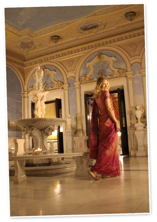 María León en el Palacio Falaknuma con el sari que me compré en Coorg y que combiné con pulseras de Alex and Ani, collar de Spanish and Sisters y mi anillo vintage indio