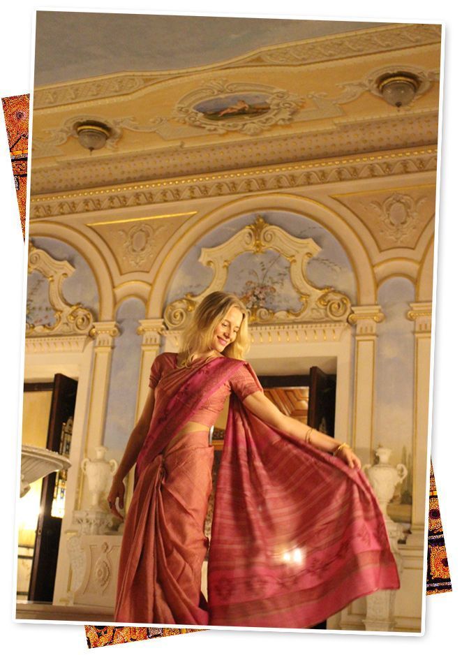 María León en el Palacio Falaknuma con el sari que me compré en Coorg y que combiné con pulseras de Alex and Ani, collar de Spanish and Sisters y mi anillo vintage indio