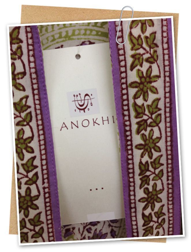 Etiqueta con logotipo de la tienda Anokhi
